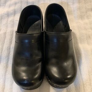 Dansko Classic Black Clog. Sz 39(8.5-9)Good Pre-Owned Condition/Bit of Scuffing.